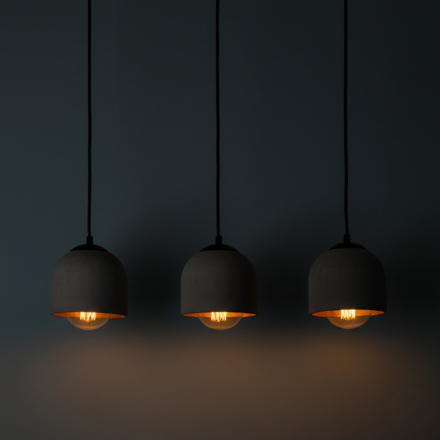 3'lü Sıralı Gri Beton Tavan Aydınlatması